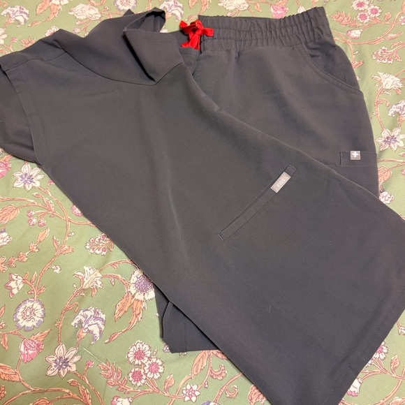 FIGS Scrub Set with Red Drawstring - Picture 2 of 2